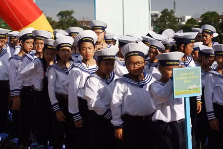 Hăng hái lên đường học làm chiến sĩ Hải quân Việt Nam.