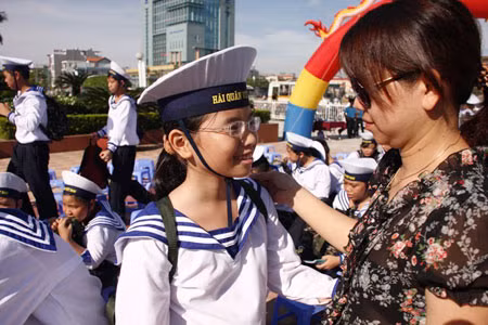 Mẹ động viên con gái 9 tuổi: “Hoàn thành tốt nhiệm vụ con nhé”!.