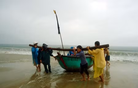 Khẩn trương di dời tài sản phương tiện để tránh thiệt hại do bão số 10. Trong ảnh: Ngư dân Sơn Trà đưa thúng máy lên bờ tránh bão. (Ảnh: Báo Đà Nẵng).