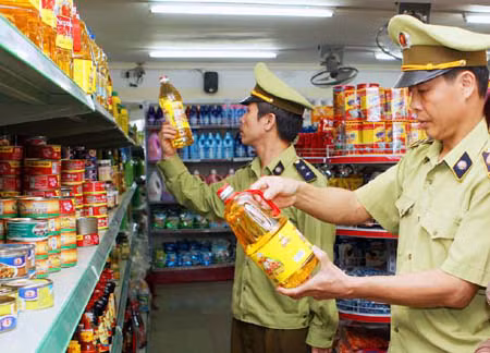 Kiểm tra thường xuyên nhằm phát hiện những trường hợp tăng giá bất hợp lý. Ảnh minh họa.
