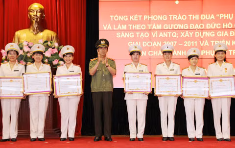 Thượng tướng Đặng Văn Hiếu, Ủy viên TW Đảng, Thứ trưởng Thường trực Bộ Công an tặng Bằng khen cho các tập thể có thành tích xuất sắc.