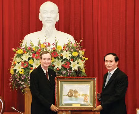 Thượng tướng Trần Đại Quang, Bộ trưởng Bộ Công an trao qùa lưu niệm tặng ngài Chritoph Leitl, Chủ tịch Phòng Kinh tế liên bang Áo. Ảnh: Hiếu Quỳnh.
