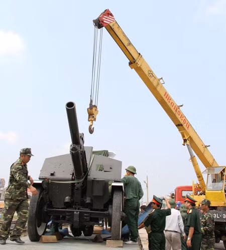 Chuyển cỗ pháo xuống sân ga.