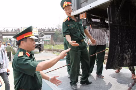 Thiếu tướng Nguyễn Văn Điều, Cục trưởng Cục Vận tải tại sân ga Đồng Hới.