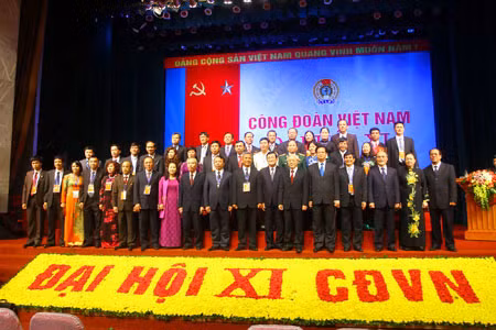 Các đồng chí lãnh đạo Đảng, Nhà nước chụp ảnh lưu niệm với các đại biểu dự Đại hội Công đoàn Việt Nam lần thứ XI.Ảnh: Laodong.com.vn.