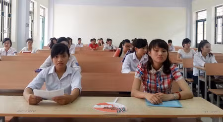 Thí sinh dự thi đại học đợt I vào ĐH Thương mại.