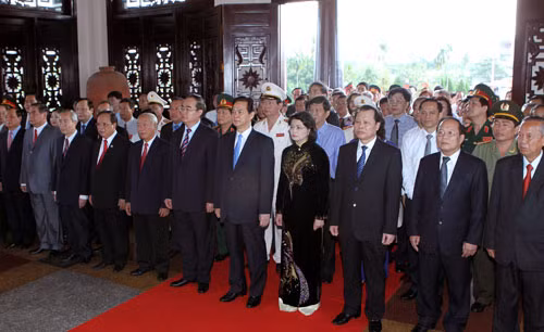 Thủ tướng Nguyễn Tấn Dũng cùng các đại biểu tưởng niệm cố Chủ tịch Hội đồng Bộ trưởng Phạm Hùng tại Khu tưởng niệm cố Chủ tịch ở tỉnh Vĩnh Long. Ảnh: TTXVN.