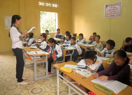Trẻ nhiễm HIV ở Trung tâm GDLĐXH số 2 phải học lớp ghép 2 trình độ.