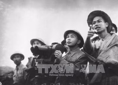 Đại tướng Võ Nguyên Giáp thị sát chiến trường.