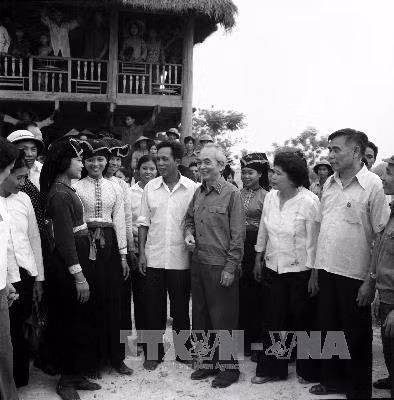 Đại tướng Võ Nguyên Giáp về thăm đồng bào Điện Biên nhân kỷ niệm 30 năm chiến thắng Điện Biên Phủ.