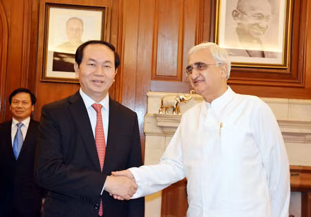 Bộ trưởng Bộ Công an Trần Đại Quang và Bộ trưởng Bộ Ngoại giao Ấn Độ - Salman Khurshid. Ảnh: Trí Trung.