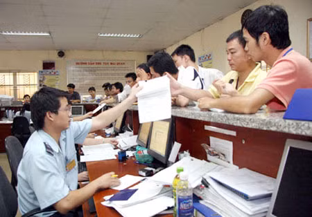 Từ 1/7, tiến hành hoàn thuế VAT cho người nước ngoài tại cửa khẩu sân bay quốc tế Nội Bài và sân bay quốc tế Tân Sơn Nhất. Ảnh: Làm thủ tục hải quan tại sân bay Nội Bài (ảnh minh họa).