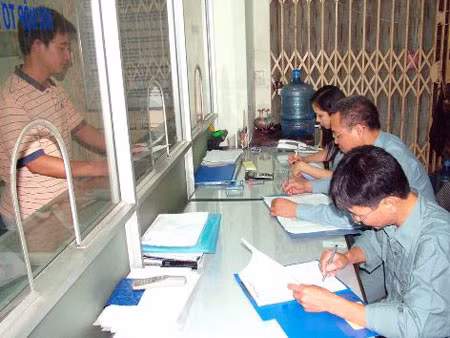 Số thu nội địa của Cục Thuế Hà Nội trong 6 tháng đầu năm nay ước đạt 64.983 tỷ đồng. Ảnh: Làm thủ tục thuế tại Chi cục Thuế quận Tây Hồ.