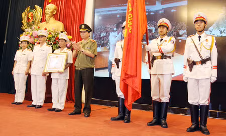 Trung tướng Tô Lâm, Ủy viên Trung ương Đảng, Thứ trưởng Bộ Công an trao Huân chương Chiến công hạng Nhất cho Phòng 5, Cục Bảo vệ chính trị 4 tại Hội nghị. Ảnh: Việt Hưng.