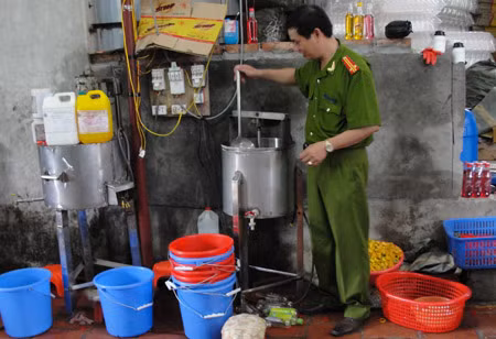 Lực lượng chức năng kiểm tra dây chuyền sản xuất nước tăng lực giả.