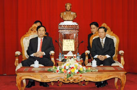 Thượng tướng Đặng Văn Hiếu, UVTW Đảng, Thứ trưởng Thường trực Bộ Công an và đoàn cán bộ cấp cao Bộ Công an đến chào xã giao đồng chí Thông Băn Sẻng A Phon, Bí thư Trung ương Đảng Nhân dân Cách mạng Lào, Bộ trưởng Bộ An ninh CHDCND Lào.