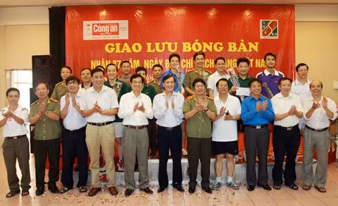 Trung tướng nhà văn Hữu Ước, Phó Tổng cục trưởng Tổng cục XDLL CAND lãnh đạo Agribank và các đại biểu, vận động viên tại lễ trao giải. Ảnh: Trần Xuân.