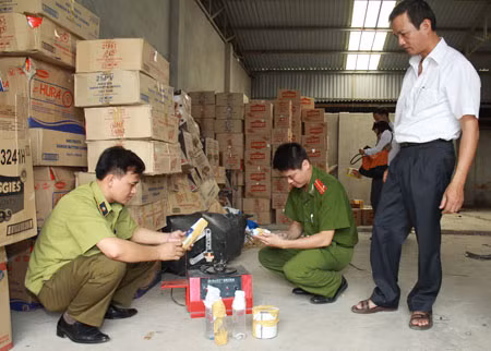 Máy dập hạn và chai dung dịch để “phù phép” hạn sử dụng trên hộp bánh.
