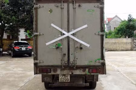 Chiếc xe đông lạnh chở đầy gỗ sưa bị Công an huyện Bố Trạch, Quảng Bình bắt giữ.