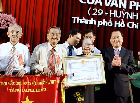 Thay mặt Đảng, Nhà nước, Bí thư Thành ủy TP Hồ Chí Minh Lê Thanh Hải trao Bằng chứng nhận Anh hùng LLVTND cho Văn phòng Xứ ủy Nam Bộ. Ảnh : TTXVN.
