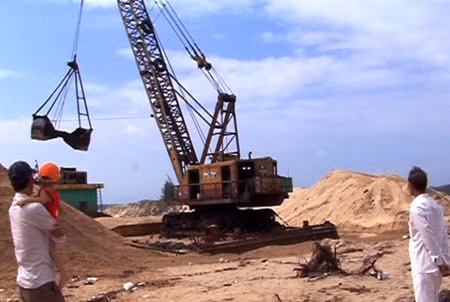 Người dân xã Nghĩa An được mời tham gia giám sát việc thông luồng cửa Đại.