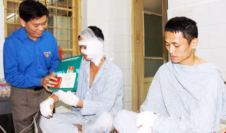 Đồng chí Nguyễn Long Hải, Bí thư Trung ương Đoàn trao Huy hiệu “Tuổi trẻ dũng cảm” cho các chiến sĩ Cảnh sát PCCC TP Hà Nội.