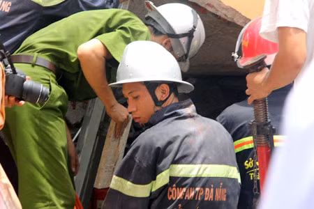 Sử dụng các dụng cụ bây bê tông cứu hộ các nạn nhân bị vùi lấp.