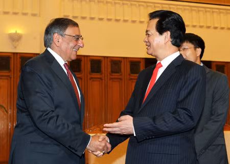 Thủ tướng Nguyễn Tấn Dũng tiếp Bộ trưởng Quốc phòng Hoa Kỳ Leon Panetta. Ảnh: TTXVN.