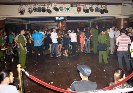 Lực lượng chức năng kiểm tra hành chính tại một quán bar trên địa bàn TP Hà Nội.