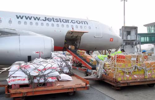 Hàng cứu trợ được Jetstar Pacific vận chuyển đến sân bay Vinh.