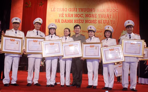 Thiếu tướng Nguyễn Xuân Mười, Phó Tổng cục trưởng Tổng cục Xây dựng lực lượng CAND và các nghệ sĩ vừa được phong tặng danh hiệu NSƯT trong lực lượng Công an nhân dân. Ảnh: Đình Quý.