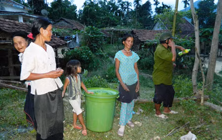 Người dân xã Ba Điền hoang mang vì thêm người chết do “bệnh lạ”.
