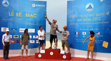 Đại diện lãnh đạo thành phố Đà Nẵng trao giải nhất cho vận động viên Mathieu Rouanet của đội Pháp.