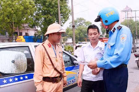 Hà Nội sẽ tăng cường tuần tra, kiểm tra, xử lý vi phạm, đặc biệt đối với taxi dù, xe khách vòng vo đón trả khách. Ảnh minh hoạ.