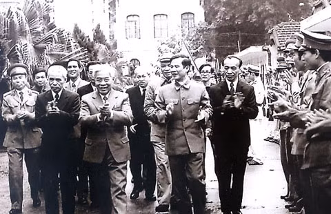 Đồng chí Phạm Hùng cùng lãnh đạo Bộ Công an đến thăm và chúc Tết cán bộ, chiến sĩ Công an Hà Nội (Xuân Quí Hợi - 1983).