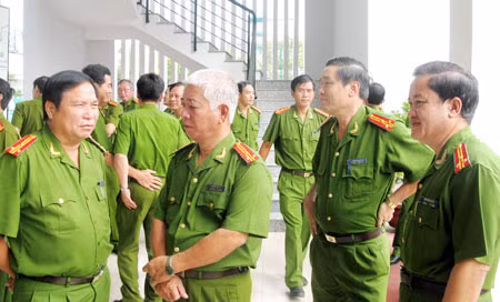 Các đại biểu trao đổi kinh nghiệm trong giờ giải lao.