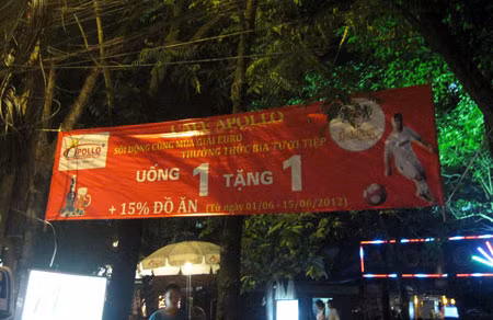 Một số quán bia, cà phê lên chương trình khuyến mãi mùa Euro.