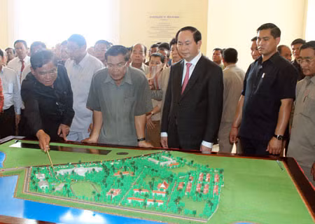 Bộ trưởng Trần Đại Quang cùng Thủ tướng Hun Sen và Phó Thủ tướng kiêm Bộ trưởng Bộ Nội vụ Sar Khêng xem sa bàn Trường Đại học Chia Sim.