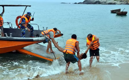 Cứu nạn ngư dân.