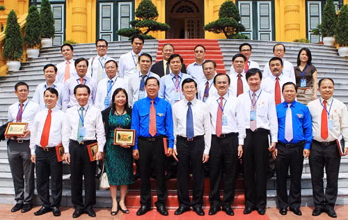 Chủ tịch nước Trương Tấn Sang với các đại biểu doanh nhân. Ảnh: TTXVN.