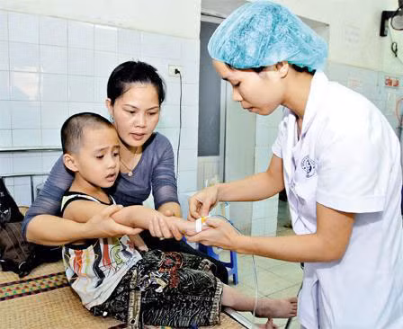 Đến năm 2030, Hà Nội phấn đấu có 14 bác sĩ và 3 dược sĩ ĐH/10.000 dân. Trong ảnh: Người dân đến khám, chữa bệnh tại Bệnh viện Xanh Pôn (Hà Nội).
