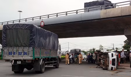 Hiện trường vụ xe cứu thương gặp nạn.