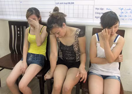 Các đối tượng tại trụ sở CQĐT (“Tú bà” 32 tuổi vừa bán dâm vừa môi giới mại dâm ở bìa phải).