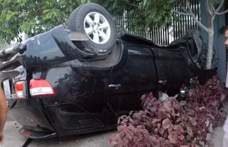 Sau khi gây TNGT làm 3 người tử vong, ôtô bị lật ngửa lên vỉa hè. Ảnh: CTV.