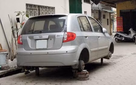Một chiếc ôtô bị trộm mất bánh.