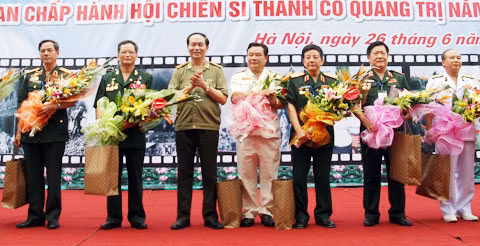 Thượng tướng Trần Đại Quang, Ủy viên Bộ Chính trị, Bộ trưởng Bộ Công an tặng hoa chúc mừng các đại biểu dự buổi gặp mặt. Ảnh: Việt Hưng.