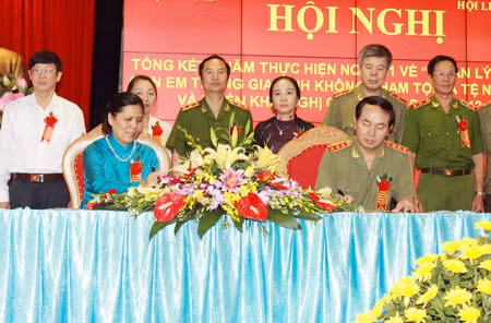 Thượng tướng Trần Đại Quang, Ủy viên Bộ Chính trị, Bộ trưởng Bộ Công an; đồng chí Nguyễn Thị Thanh Hòa, Ủy viên TW Đảng, Chủ tịch Hội LHPN Việt Nam ký kết Kế hoạch thực hiện NQLT 01 giai đoạn 2012-2017.