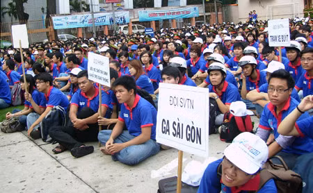 Các đội sinh viên tình nguyện trong lễ ra quân.