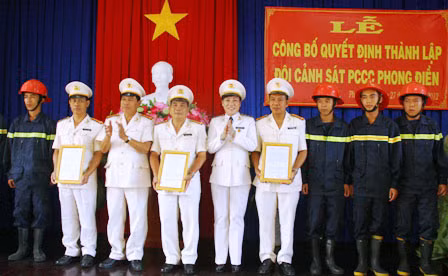 Đại tá Trần Thị Ngọc Đẹp - Giám đốc Sở Cảnh sát PCCC TP Cần Thơ trao quyết định công bố và chụp ảnh lưu niệm cán bộ, chiến sĩ Đội Cảnh sát PCCC Phong Điền.