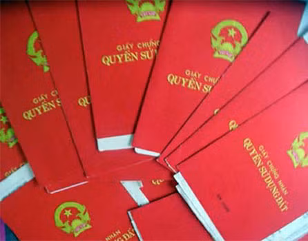 Giao dịch bất động sản với nhiều loại giấy tờ được công chứng.